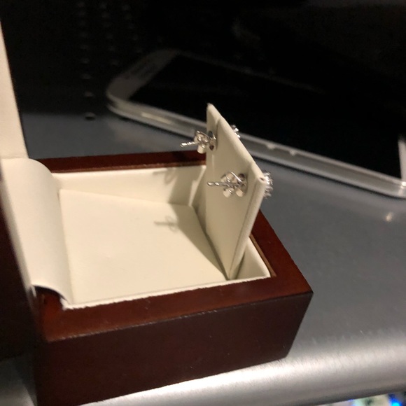 Diamond stud - Picture 2 of 2